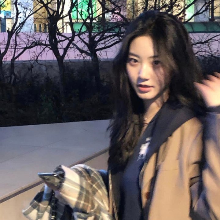 穿黄睡衣的女孩
